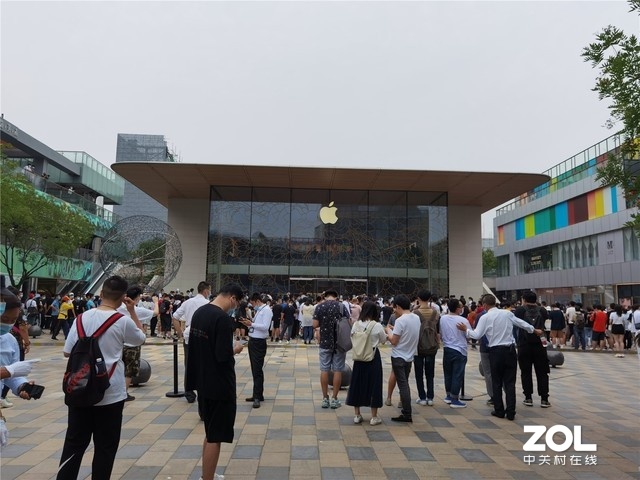 apple store三里屯新店开幕 没新品依旧人山人海