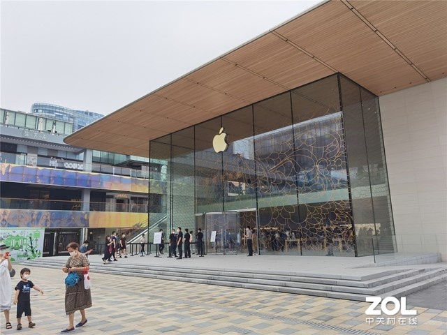 apple store三里屯新店开幕 没新品依旧人山人海